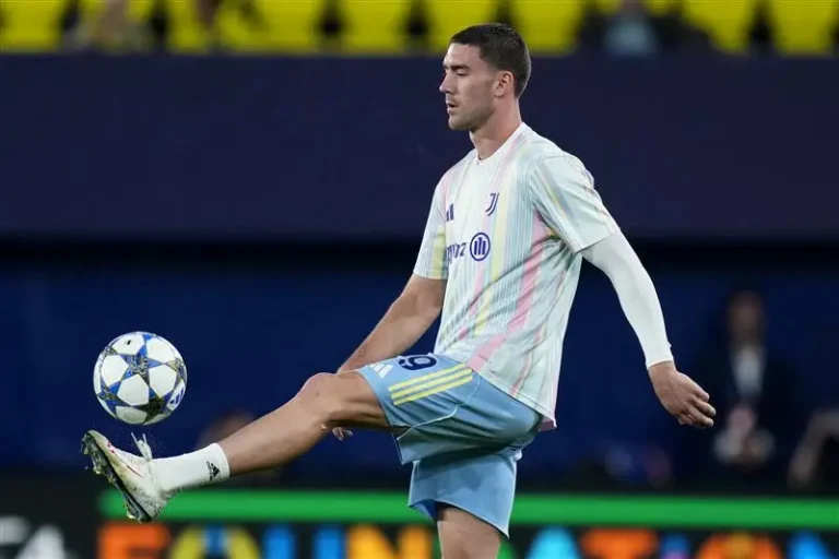 Dušan Vlahović na klupi Juventusa