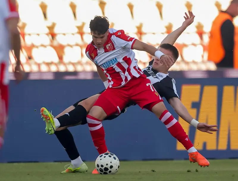 Levi bek Crvene zvezde Adem Avdić u meču s Partizanom