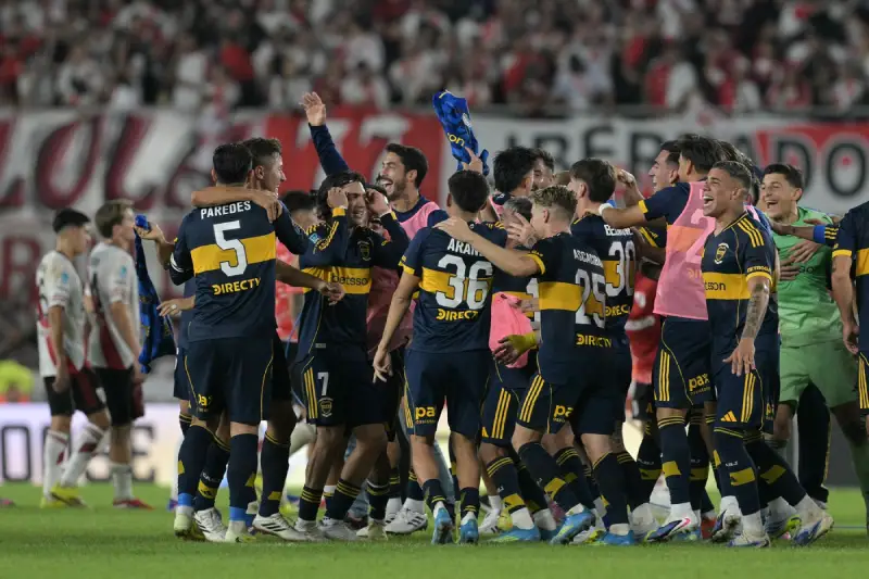 Fudbaleri Boke juniors posle pobede nad River plejtom u 266. Superklasiku