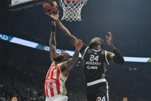 Košarkaš Partizana Bruno Fernando u meču sa Crvenom zvezdom