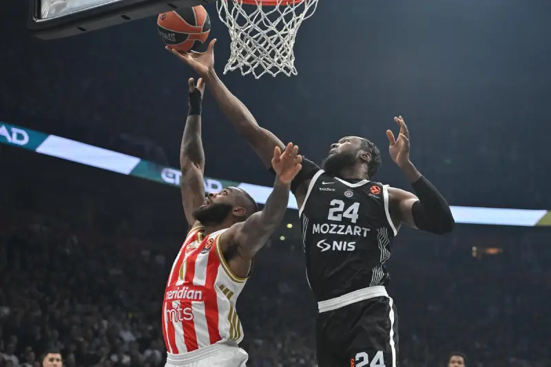 Košarkaš Partizana Bruno Fernando u meču sa Crvenom zvezdom