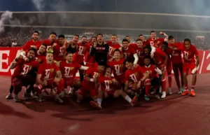 Fufbaleri Crvene zvezde poziraju posle pobede nad Partizanom, kojom su stigli do 37. titule u istoriji