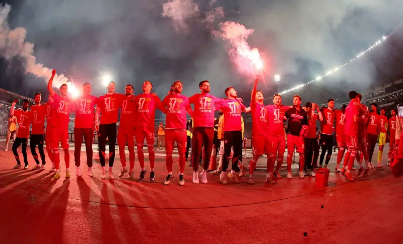 Fudbaleri Crvene zvezde proslavljaju 37. titulu posle pobede nad Partizanom od 3:0