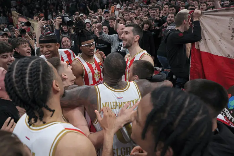 Proslava igrača i navijača Crvene zvezde posle pobede nad Parizom