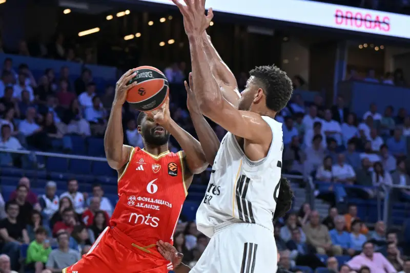 Košarkaš Crvene zvezde Džered Batler u meču sa Real Madridom