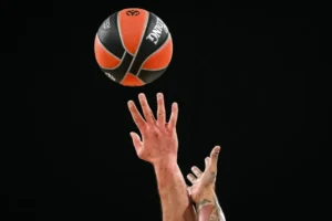 Borba za loptu u meču Evrolige Asvel - Olimpija Milano