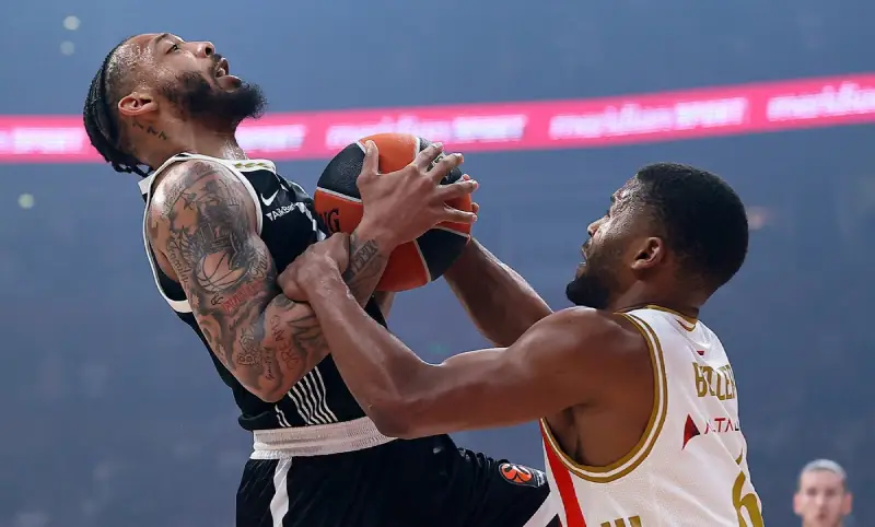 Karlik Džons i Džered Batler u duelu