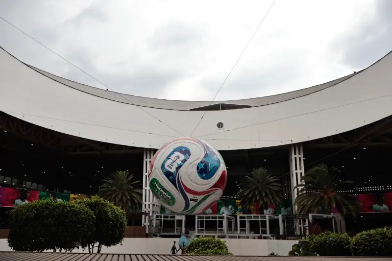 Džinovska fudbalska lopta na aerodromu u Meksiku, sve će da bude u znaku Svetskog prvenstva