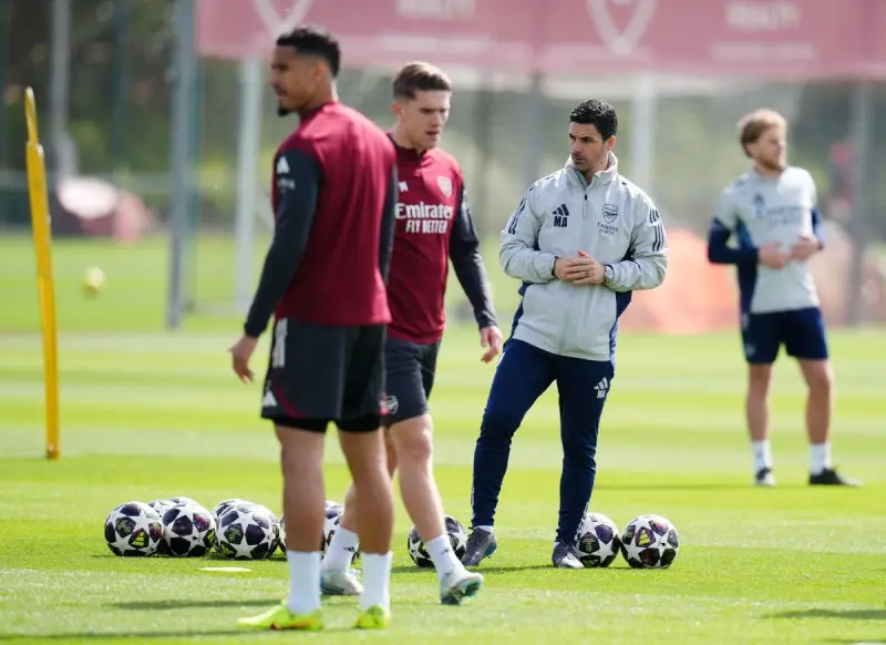Mikel Arteta na treningu Arsenala, dva dana uoči revanša sa Sportingom