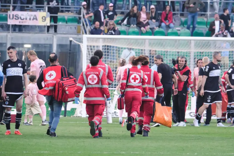 Teška povreda Džonatana Klinsmana na meču Palermo - Ćezena
