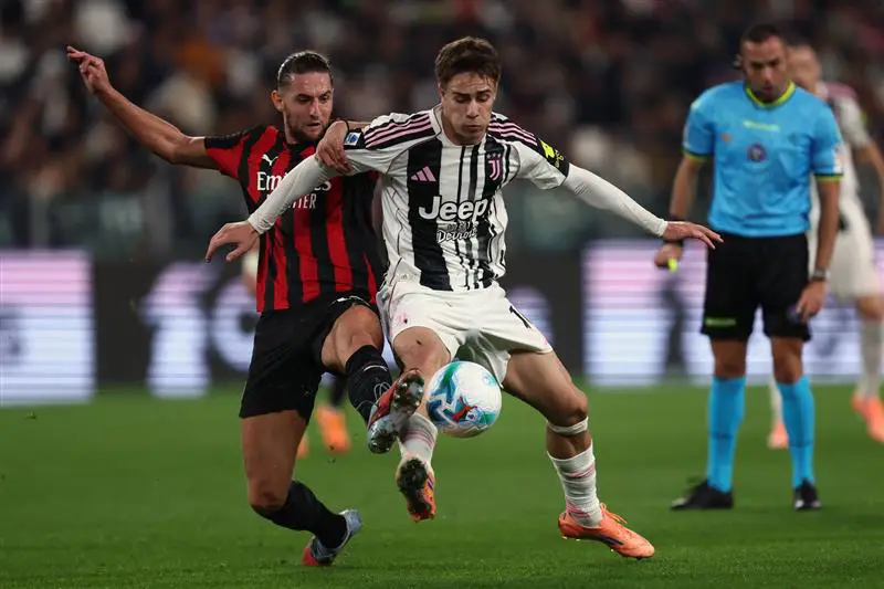 Rabio i Kenan Jildiz u duelu, Juventus, Milan