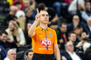 Sudija Robert Lotermozer deliće pravdu na meču Barselona - Crvena zvezda u plej-inu Evroplige