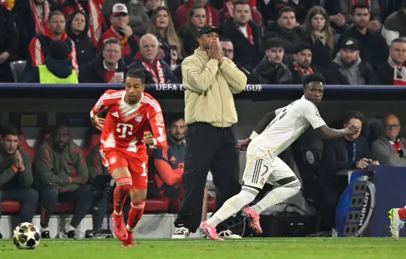 Trener Bajerna Vensan Kompani na meču sa Real Madridom, u četvrtfinalu Lige šampiona