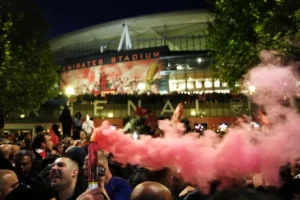 Ludnica ispred stadiona Arsenala posle osvajanja titule i prekida posta od 22 godine