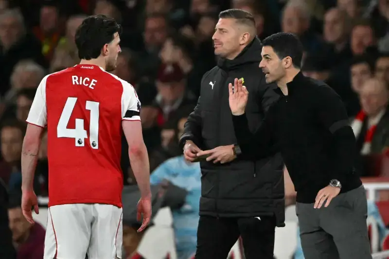 Trener Arsenala Mikel Arteta i igrač ovog kluba Deklan Rajs