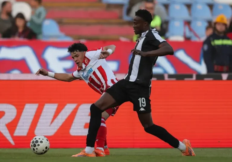 Avdić i Sek u duelu, na 179. večitom derbiju, u kojem je Crvena zvezda pobedila Partizan sa 3;0
