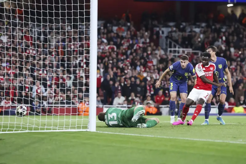 Bujkajo Saka postiže gol za Arsenal protiv Atletiko Madrida, kojim je izboren plasman uj finale Lige šampiona
