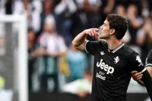 Dušan Vlahović proslavlja gol za Juventus, za 1:1 protiv Verone, u seriji A