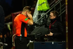 Sudija Džon Biton dosudio je penal za Seltik protiv Madervila u nadoknadi vremena