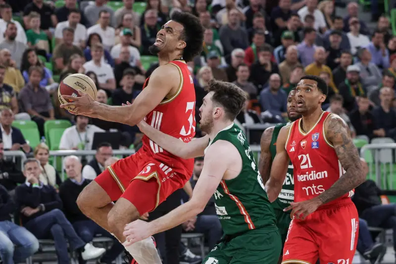 Košarkaš Crvene zvezde Džordan Nvora na meču sa Cedevita Olimpijom, u Ljubljani