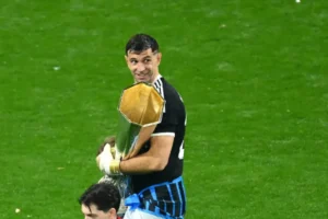 Golman Aston Vile Emilijano Martinez je u finalu Lige Evrope branio sa slomljenim prstom