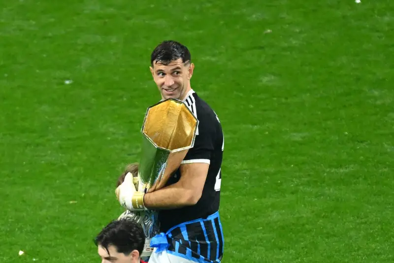 Golman Aston Vile Emilijano Martinez je u finalu Lige Evrope branio sa slomljenim prstom