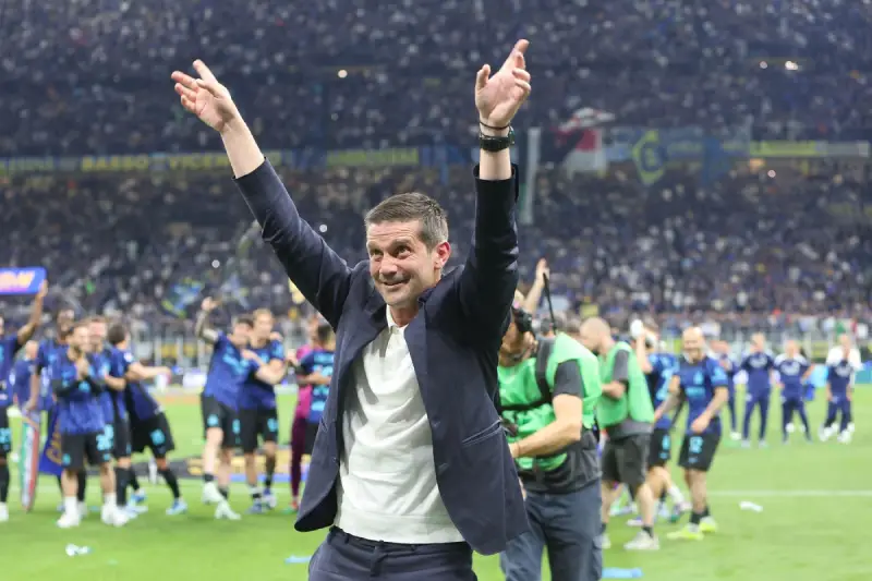 Trener Intera Kristijan Kiv, posle meča sa Parmom proslavlja osvajanje Skudeta