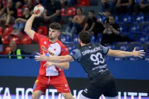 Rukometaš Vojvodine Milan Jovanović u meču sa Partizanom