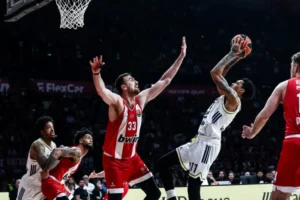 Nikola Milutinov i Brendon Boston u duelu