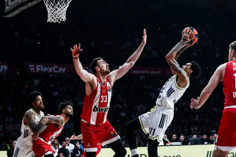 Nikola Milutinov i Brendon Boston u duelu