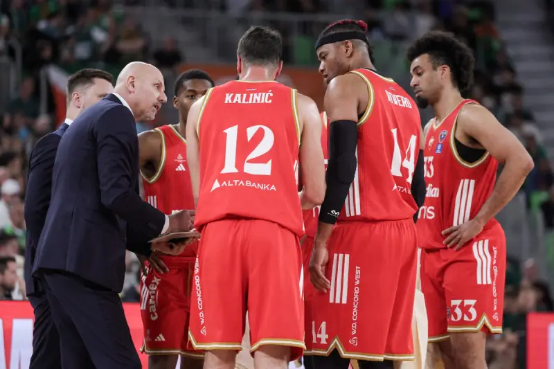Trener Crvene zvezde Saša Obradović na tajm-autu sa igračima