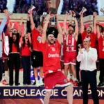 Olimpijakos je šampion Evrope, kapiten Kostas Papanikolau podiže pehar namenjen pobedniku Evrolige