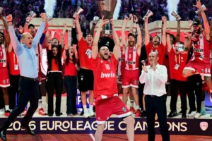 Olimpijakos je šampion Evrope, kapiten Kostas Papanikolau podiže pehar namenjen pobedniku Evrolige