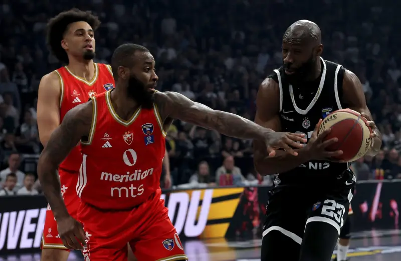 Tonji Džekiri u duelu sa Kodijem Milerom Mekintajerom u meču Partizan - Crvena zvezda u ABA ligi