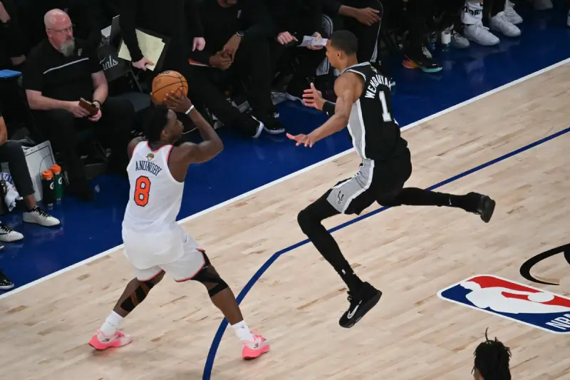 Odži Anunobi je postigao odlučujući koš za pobedu Njujorka protiv San Antonija u četvrtoj utakmici velikog finala NBA lige