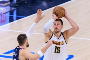 Nikola Jokić u duelu sa Ivicom Zupcem