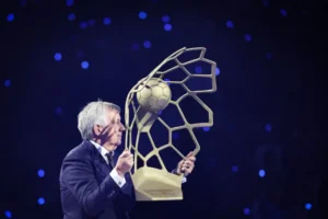 Predsednik Evropske rukometne federacije (EHF) Mihael Viderer s trofejem Lige šampiona Foto: Profimedia