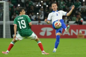 Petar Petrović u duelu sa Gilbertom Morom, u prijateljskom meču sa Meksikom, u Toluki