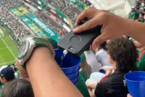 Meksički navijač uneo na tribinu alkohol u pljosci u obliku mobilnog telefona