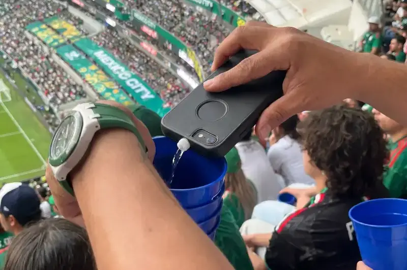 Meksički navijač uneo na tribinu alkohol u pljosci u obliku mobilnog telefona