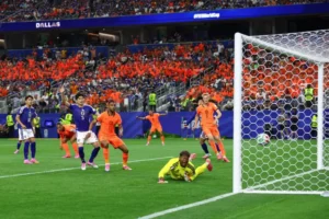 Virdžil van Dajk je postigao gol za vođstvo Holandije protiv Japana, 1:0