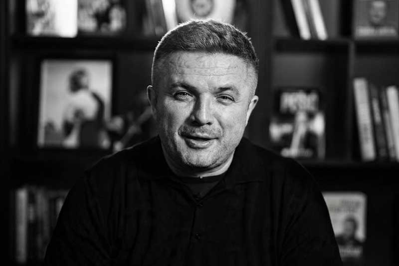 Iznenada, u 48. godini, preminuo je Edin Avdić, poznati košarkaški komentator