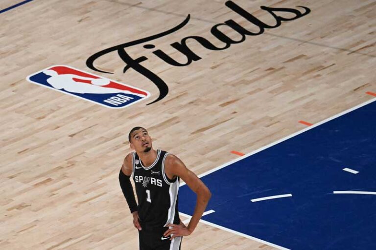 Viktor Vembanjama u trećem meču velikog NBA finala